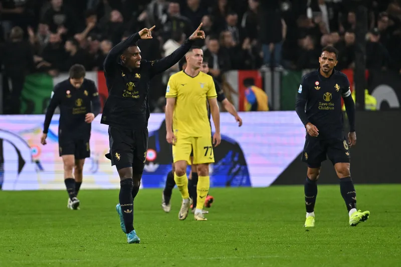 Juan Cabal comemora gol da Juventus sobre a Lazio