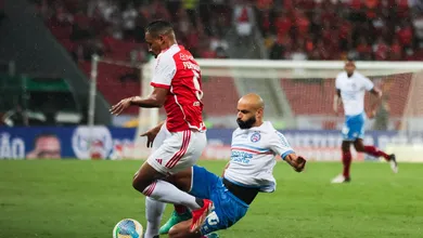 Internacional vira sobre o Bahia, larga com vit&oacute;ria no Brasileiro e espanta crise