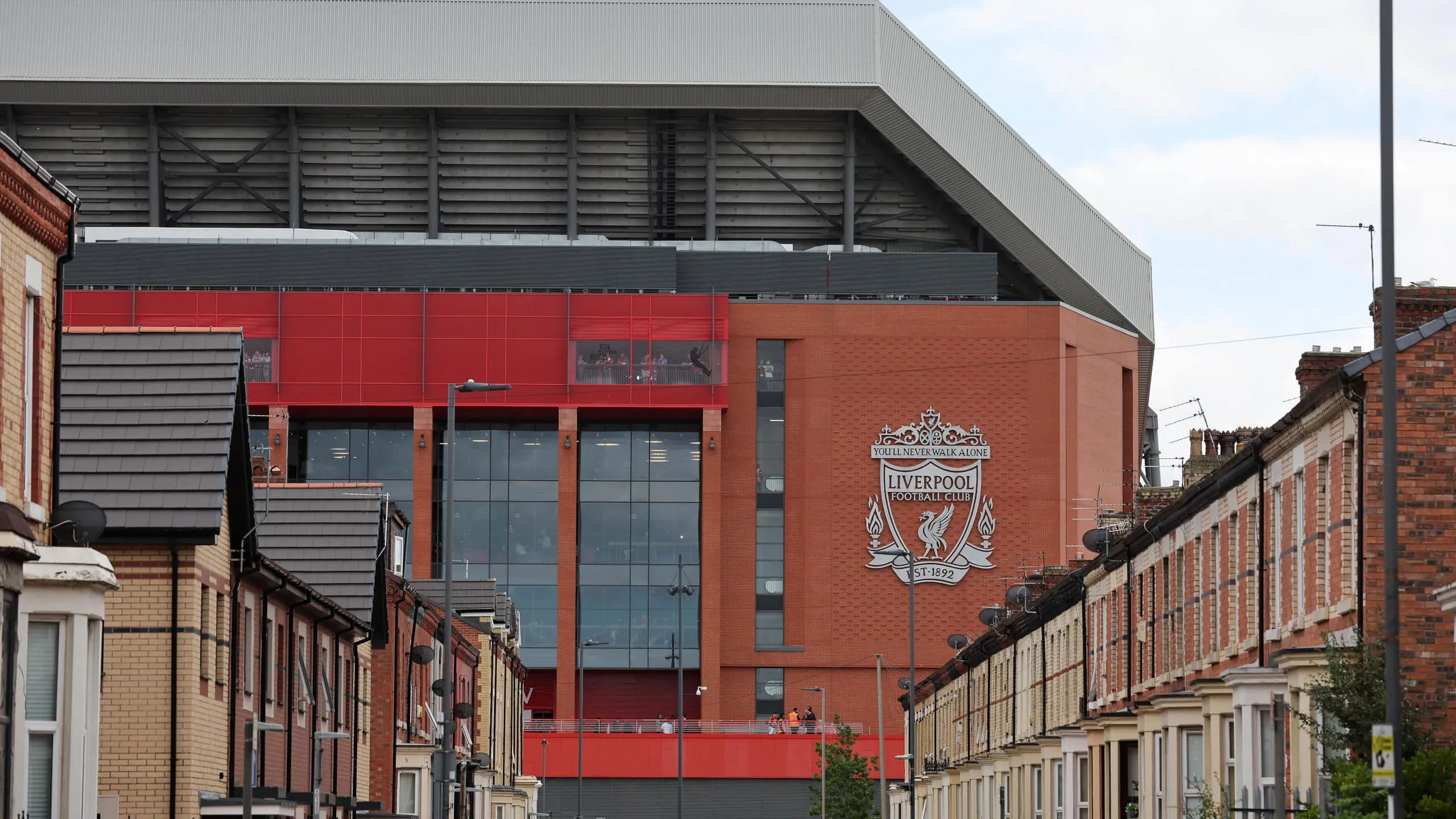 Donos do Liverpool vendem a&ccedil;&otilde;es minorit&aacute;rias para empresa de investimentos americana