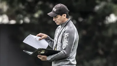 Por fim do transfer ban, Santos promete quitar d&iacute;vida com parcelas em 2024, mas Bustos segue irredut&iacute;vel