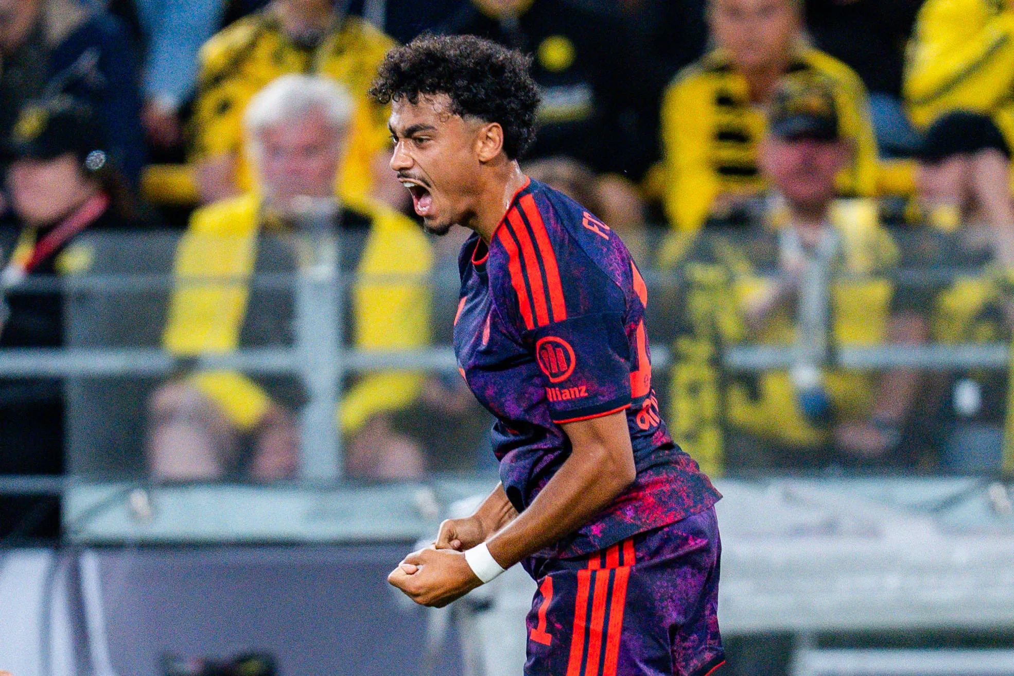Nathaniel Brown em Dortmund x Bayern na Supercopa alemã
