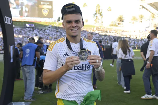 Maior campe&atilde;o, Los Angeles Galaxy &eacute; hexa da MLS e ex-Vasco leva pr&ecirc;mio individual