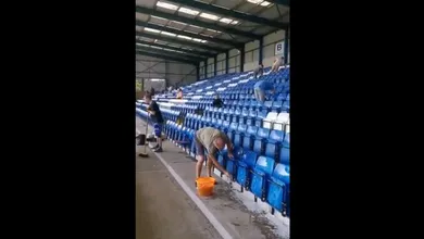 Com futuro do clube indefinido, torcedores do Bury limpam est&aacute;dio para jogo no fim de semana