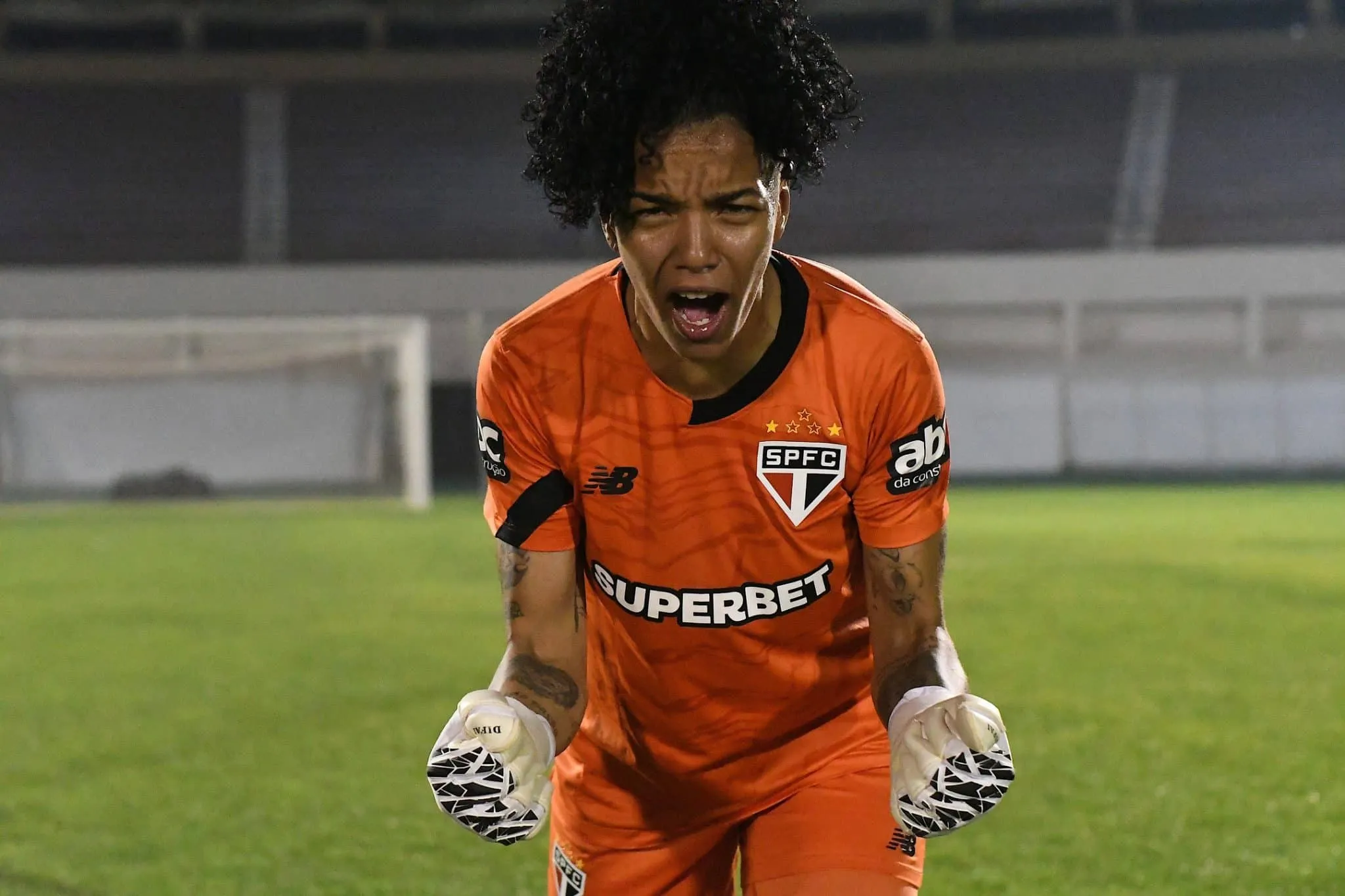 Santa Carlinha! Goleira do S&atilde;o Paulo brilha em classifica&ccedil;&atilde;o hist&oacute;rica no Brasileir&atilde;o feminino