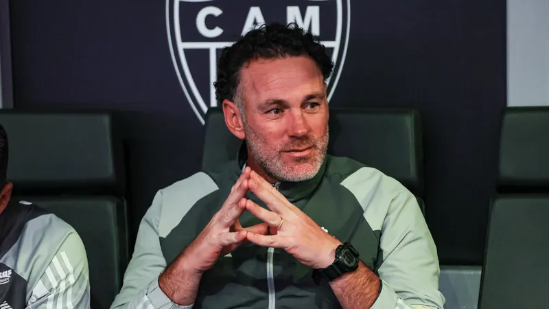 O t&eacute;cnico Gabriel Milito em jogo do Atl&eacute;tico
