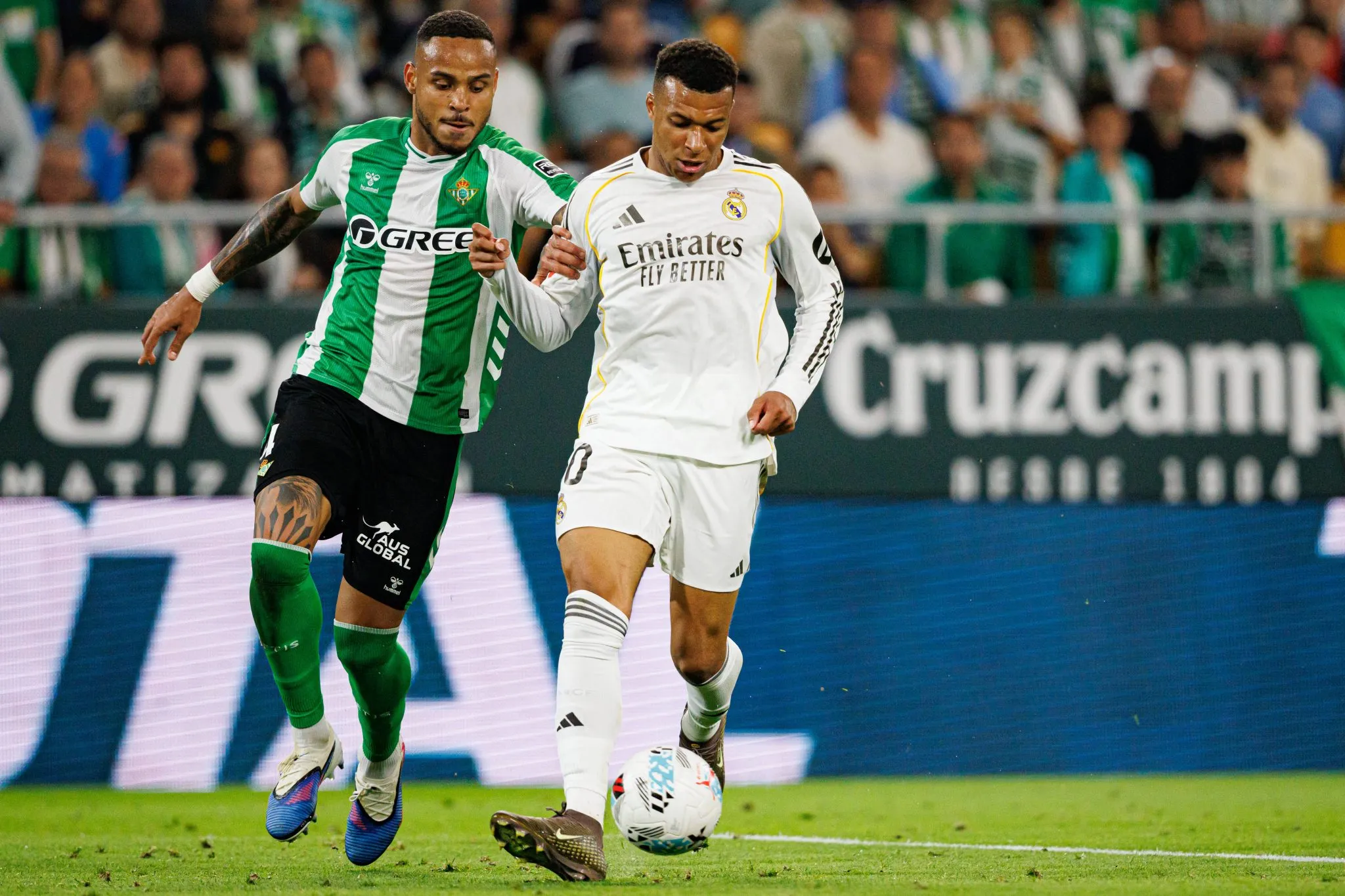 Natan enfrentando Kylian Mbapp&eacute; em Real Betis x Real Madrid. Foto: IMAGO/Maciej Rogowski 