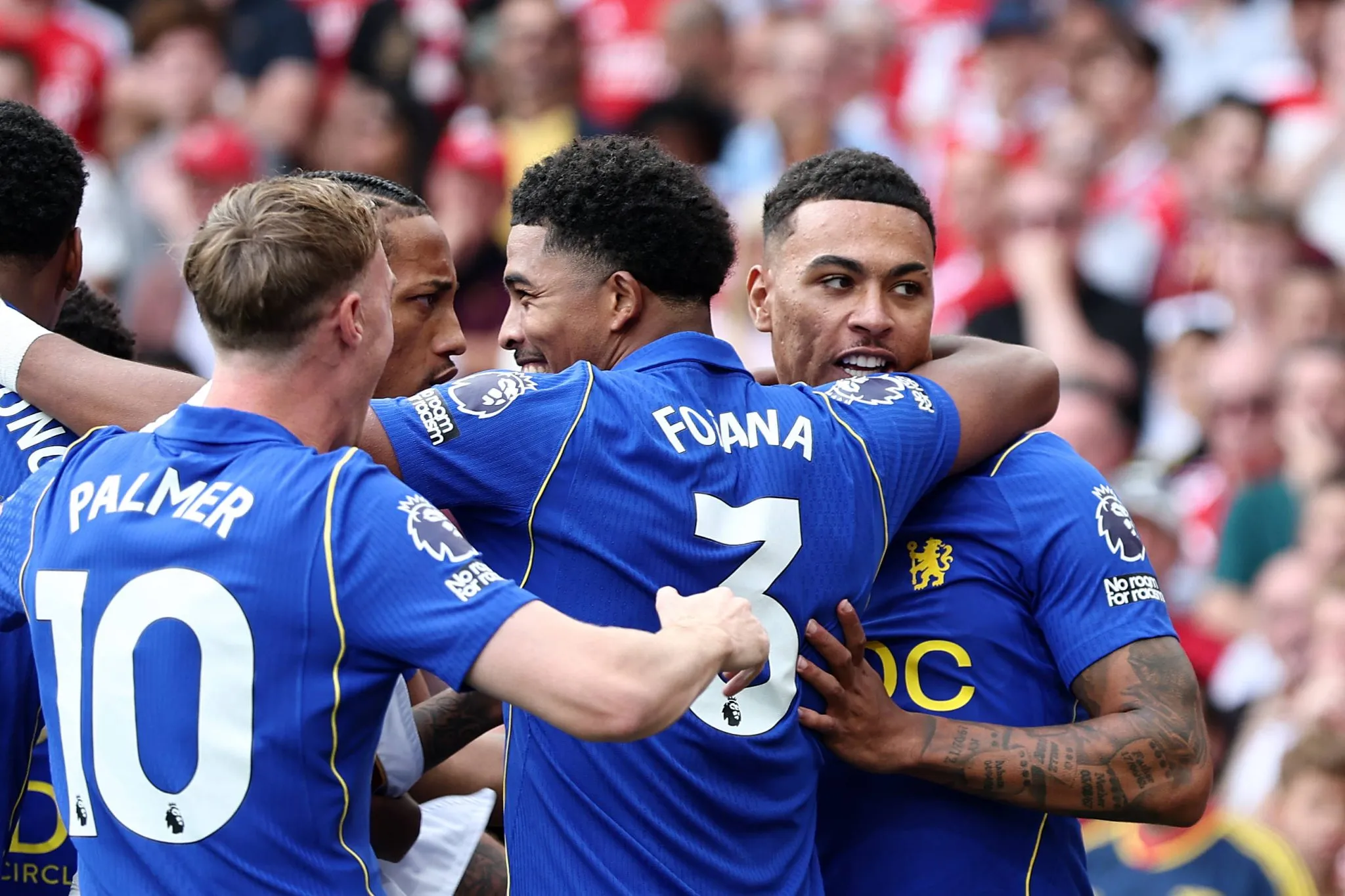 Jogadores do Chelsea celebram gol contra o Arsenal