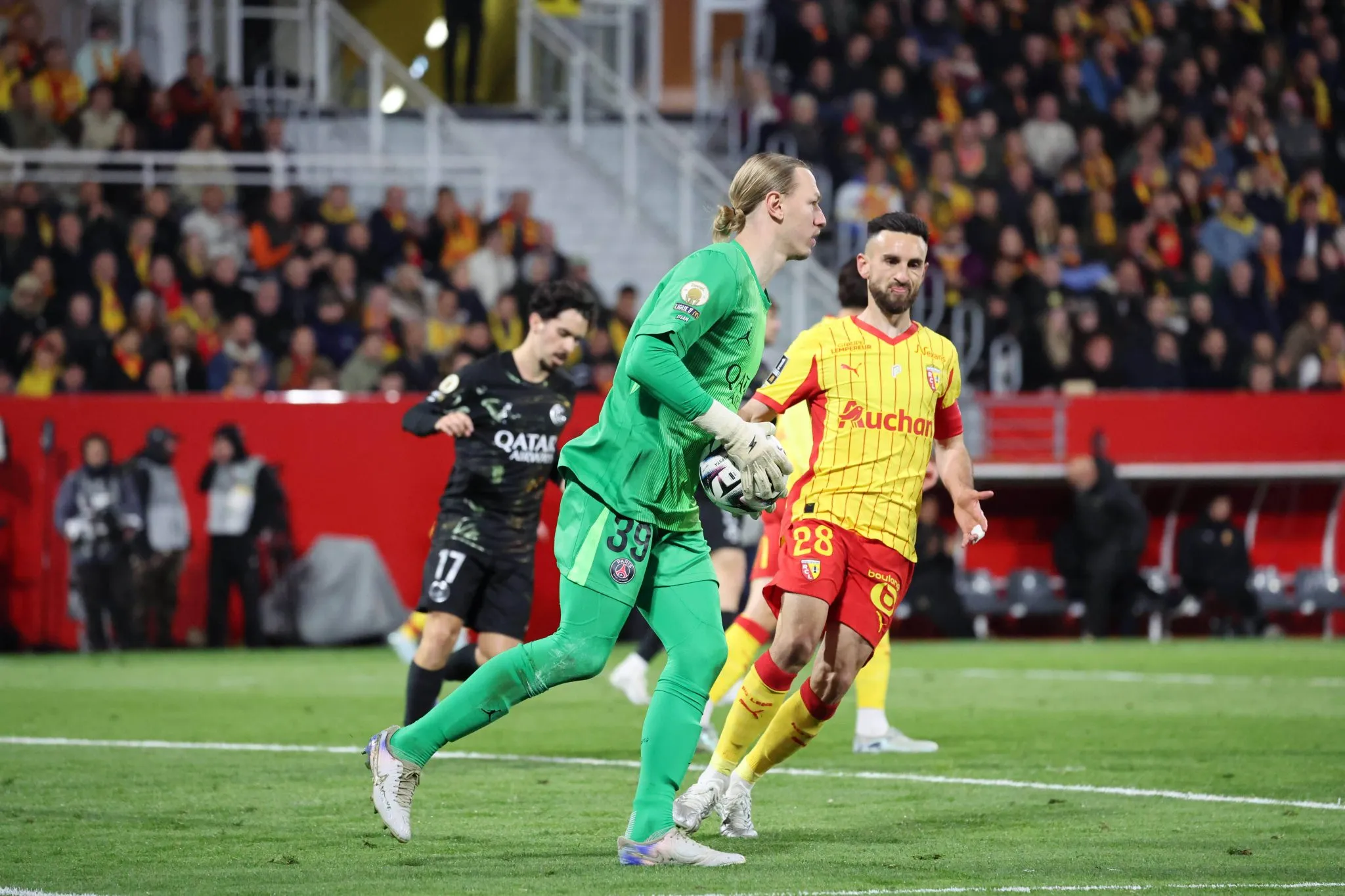 Matvey Safonov em atua&ccedil;&atilde;o entre PSG e Lens (Foto: IMAGO / PsnewZ)