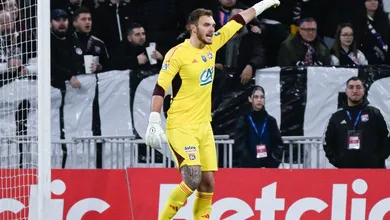 H&aacute; motivos para sorrir no Lyon: gra&ccedil;as a Lucas Perri, time quebra tabu e avan&ccedil;a na Copa da Fran&ccedil;a