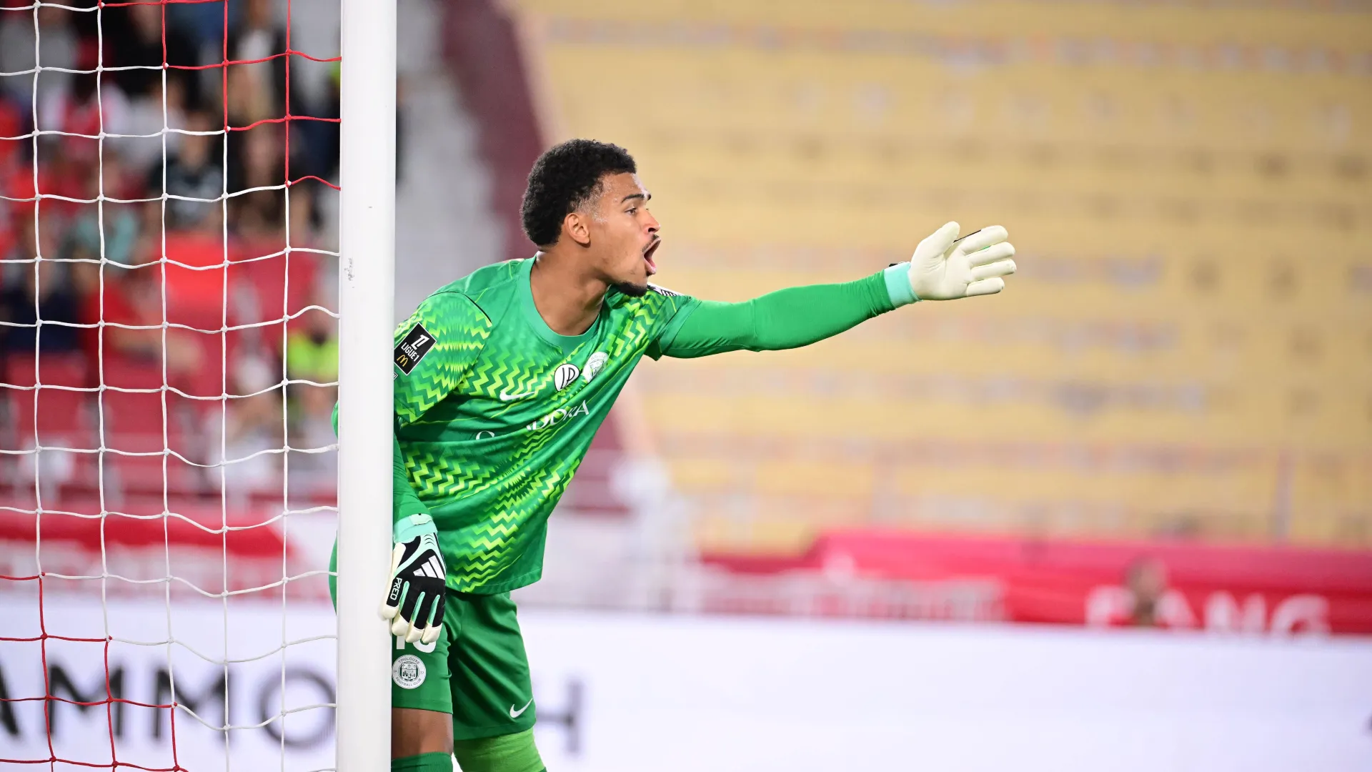 Guillaume Restes, goleiro do Toulouse, durante a partida da Ligue 1 entre Monaco e Toulouse, no Stade Louis II, em Mônaco, em 10 de outubro de 2026.