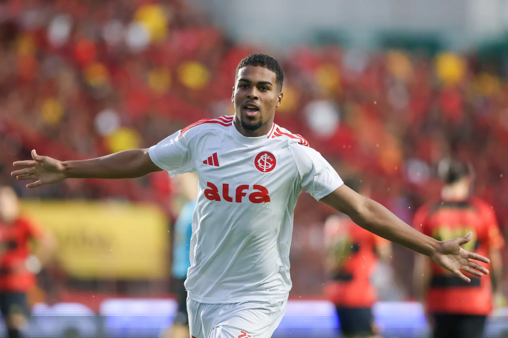 Gustavo Prado celebra gol marcado pelo Internacional
