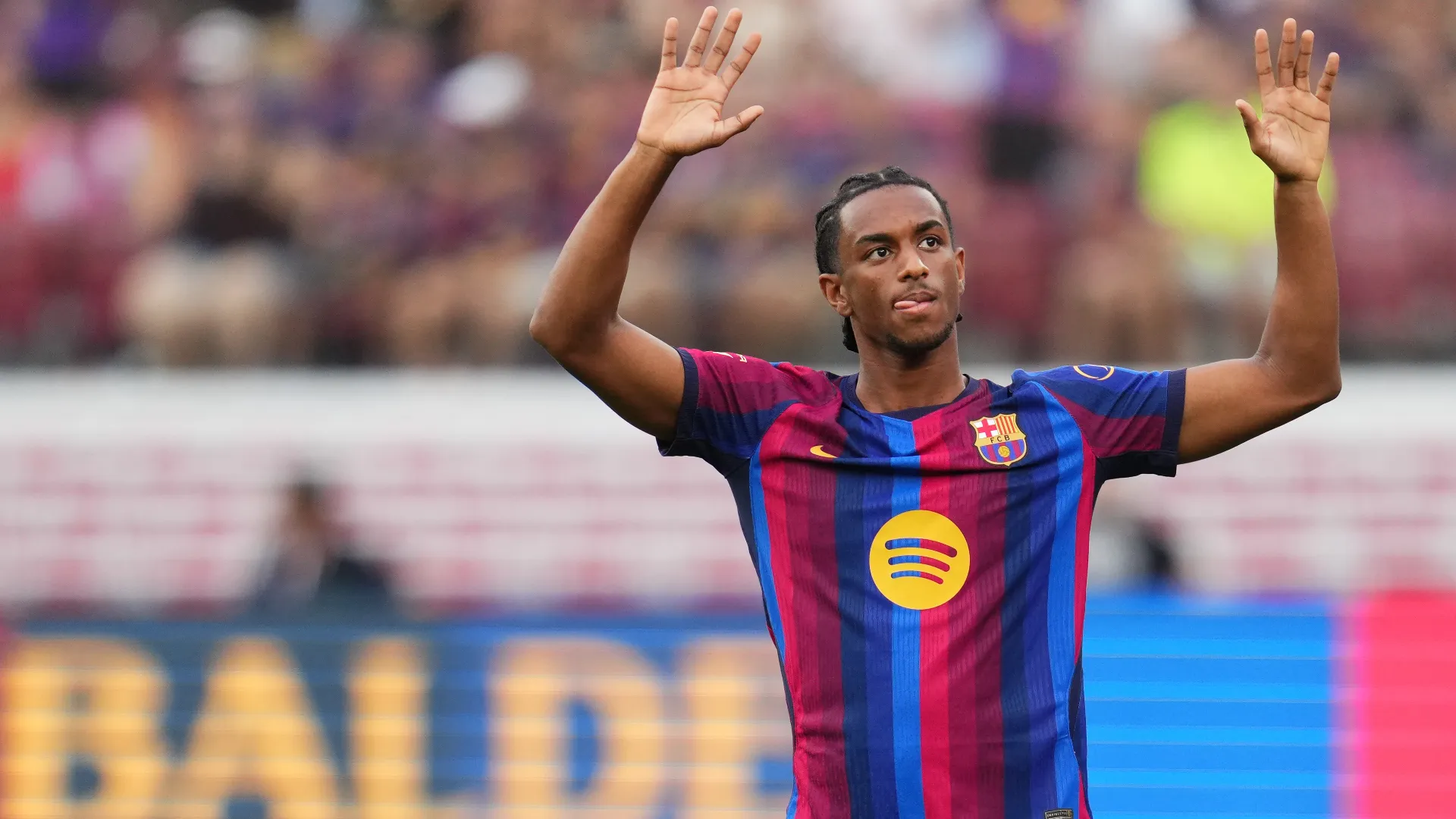Alejandro Balde, lateral-esquerdo do FC Barcelona, durante o Trof&eacute;u Joan Gamper entre Barcelona e Al Ahly, no Spotify Camp Nou, em Barcelona, na Espanha, em 19 de agosto de 2026.