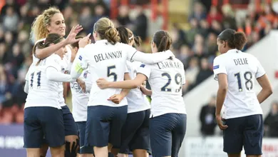 Equipe feminina do PSG deu aula de como cobrar um escanteio bem ensaiado com gola&ccedil;o