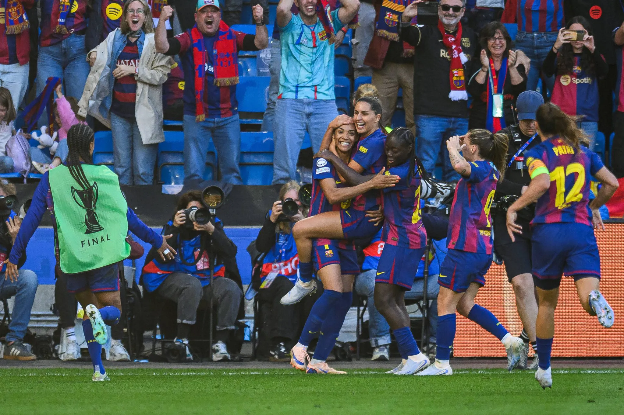 Barcelona celebra gol durante vit&oacute;ria na final da Champions Feminina (Foto: IMAGO / Bildbyran)