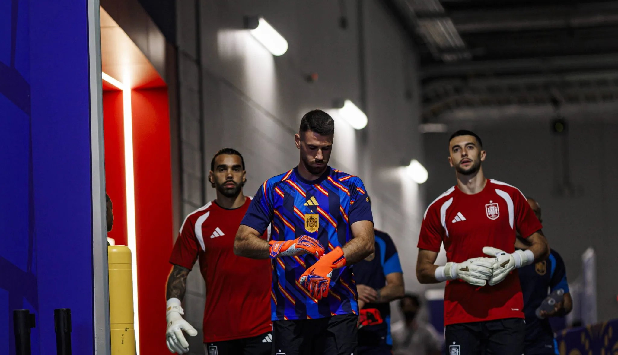 David Raya, Unai Sim&oacute;n e Joan Garc&iacute;a antes de jogo da Espanha