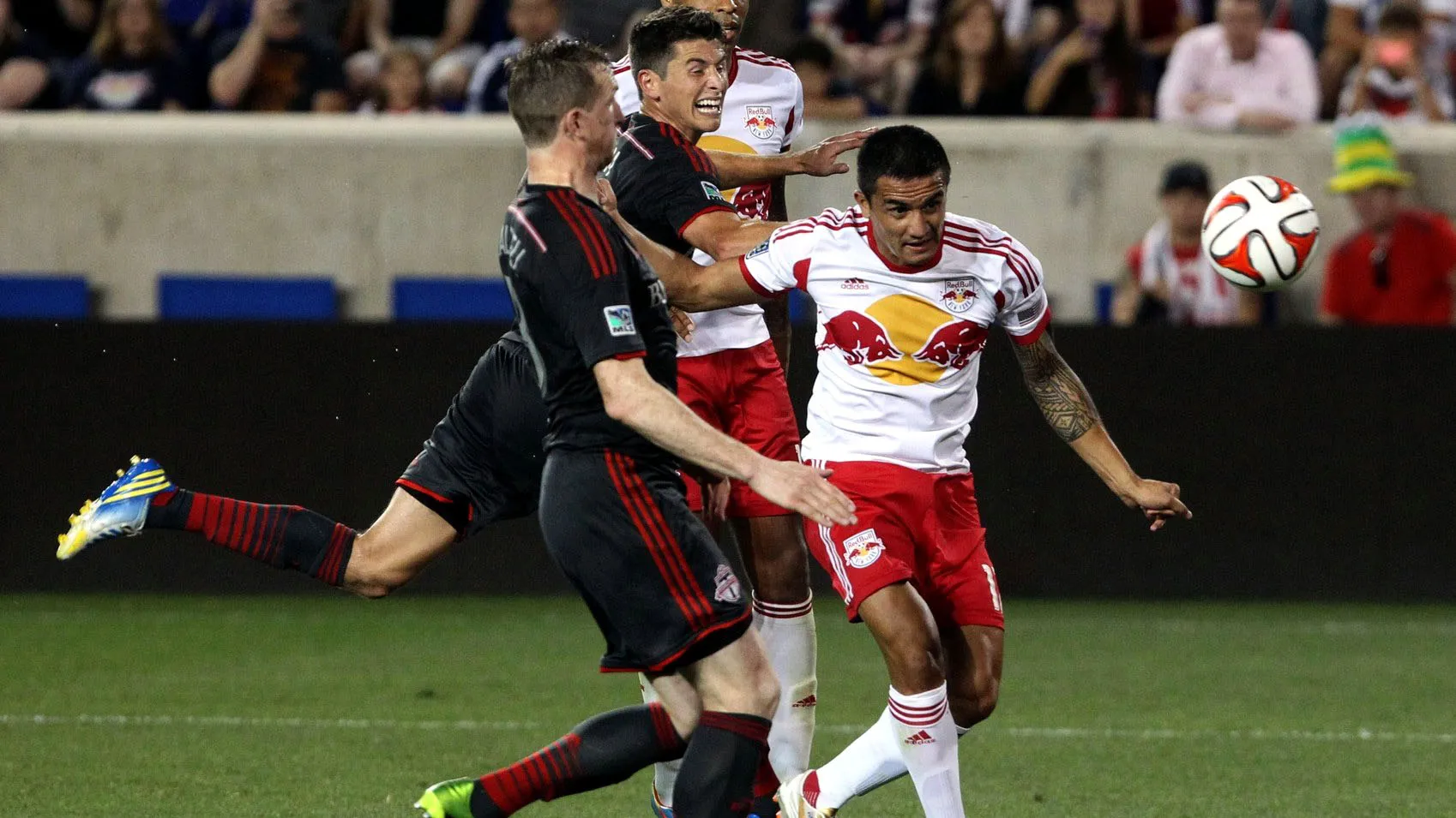 Tim Cahill mal voltou da Copa do Mundo para a MLS e j&aacute; decidiu um jogo