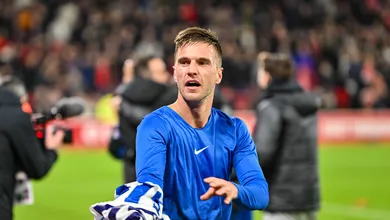 Entenda por que o Brighton procura de forma desesperada por uma camisa dada a um torcedor