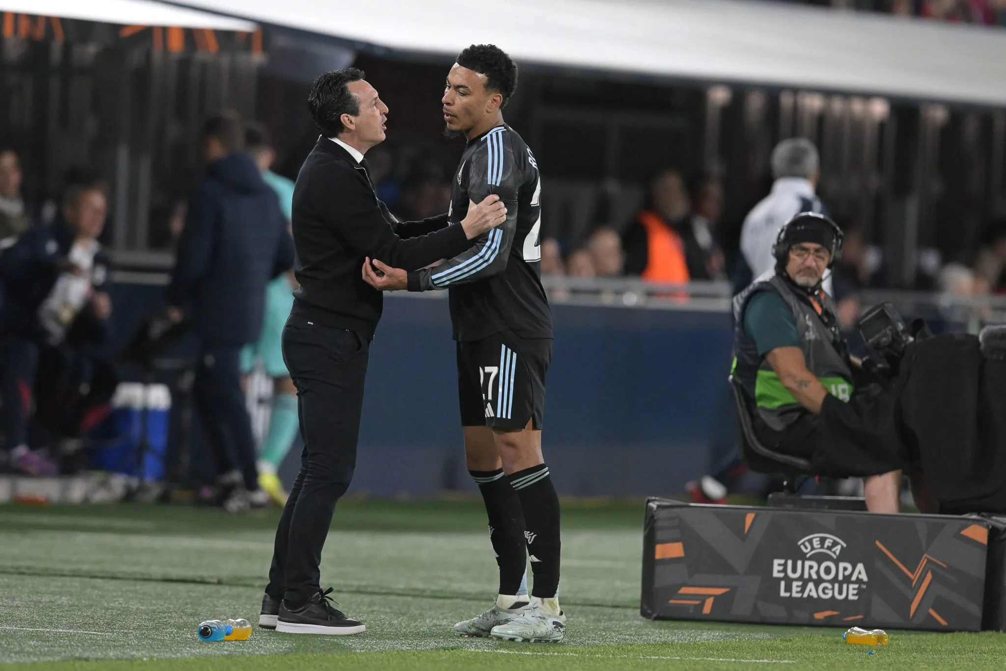 Unai Emery conversa com Morgan Rogers em jogo do Aston Villa (Foto: Imago/Action Plus)