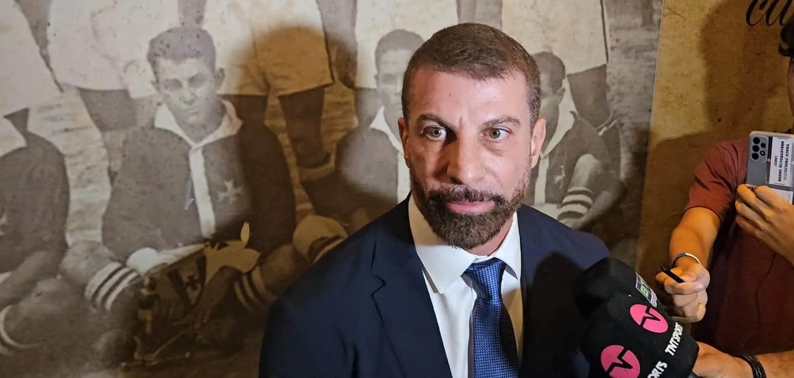 Pedrinho consegue, na Justi&ccedil;a, suspender contrato com a 777 e retoma futebol do Vasco