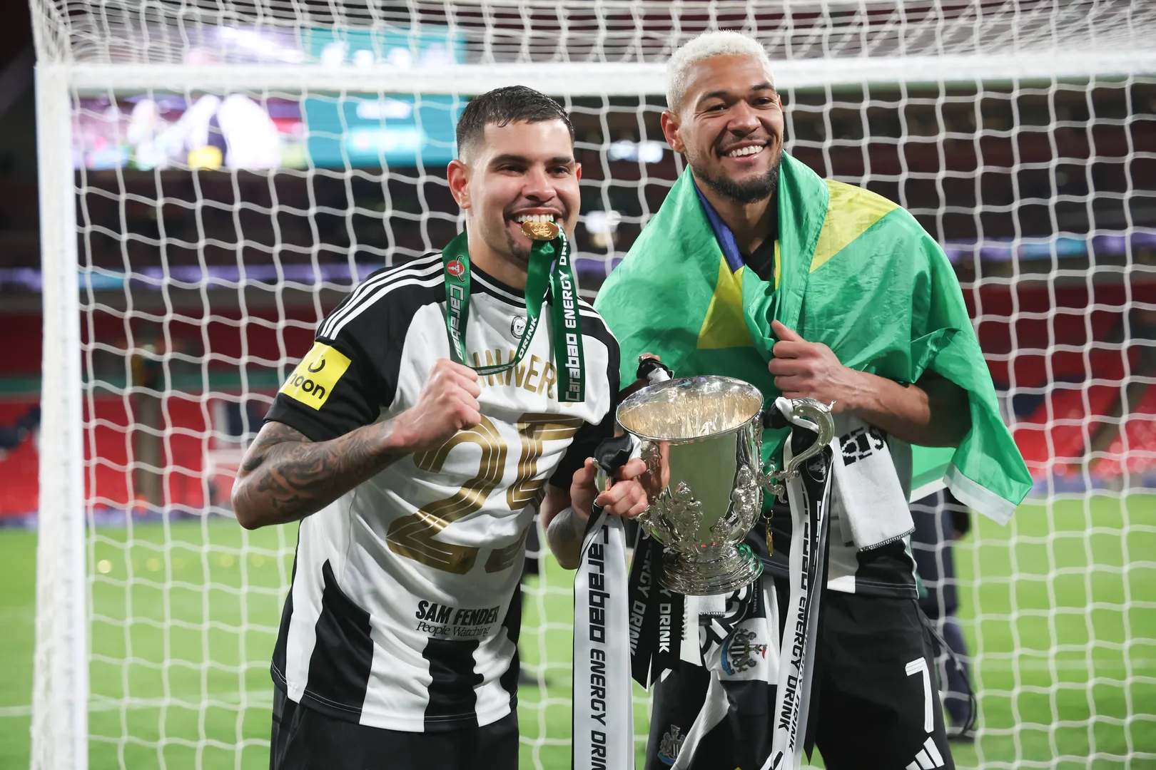 Bruno Guimar&atilde;es e Joelinton, do Newcastle, com a ta&ccedil;a da Copa da Liga Inglesa