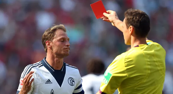 Um dia de cart&otilde;es vermelhos est&uacute;pidos na Bundesliga