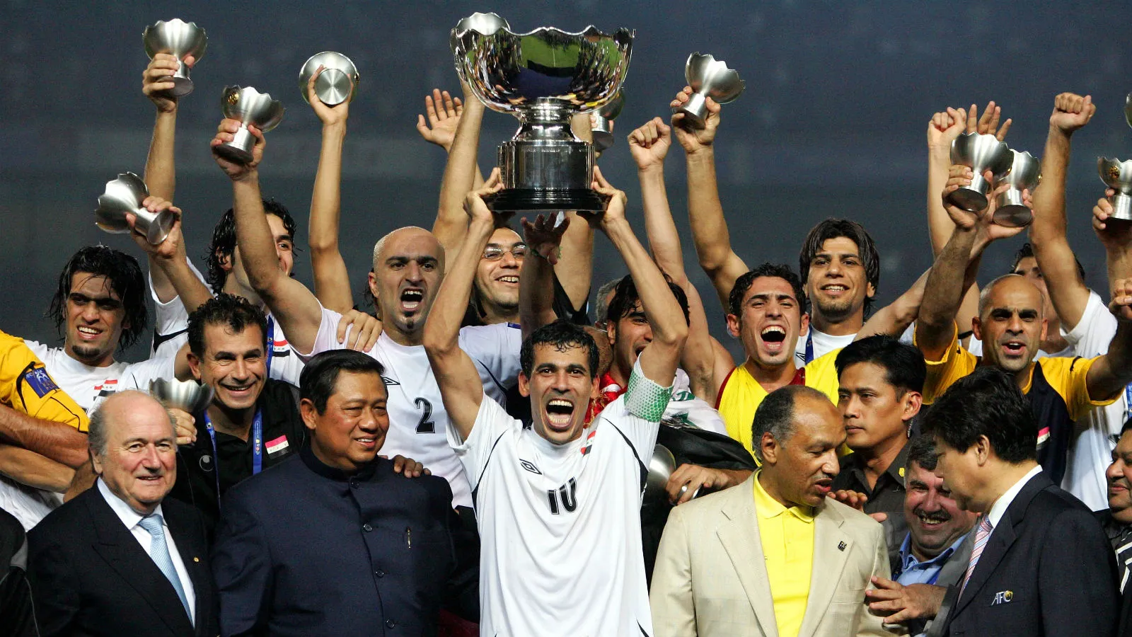 Destru&iacute;do pela guerra, h&aacute; 15 anos o Iraque se unia em um s&oacute; orgulho, campe&atilde;o da Copa da &Aacute;sia