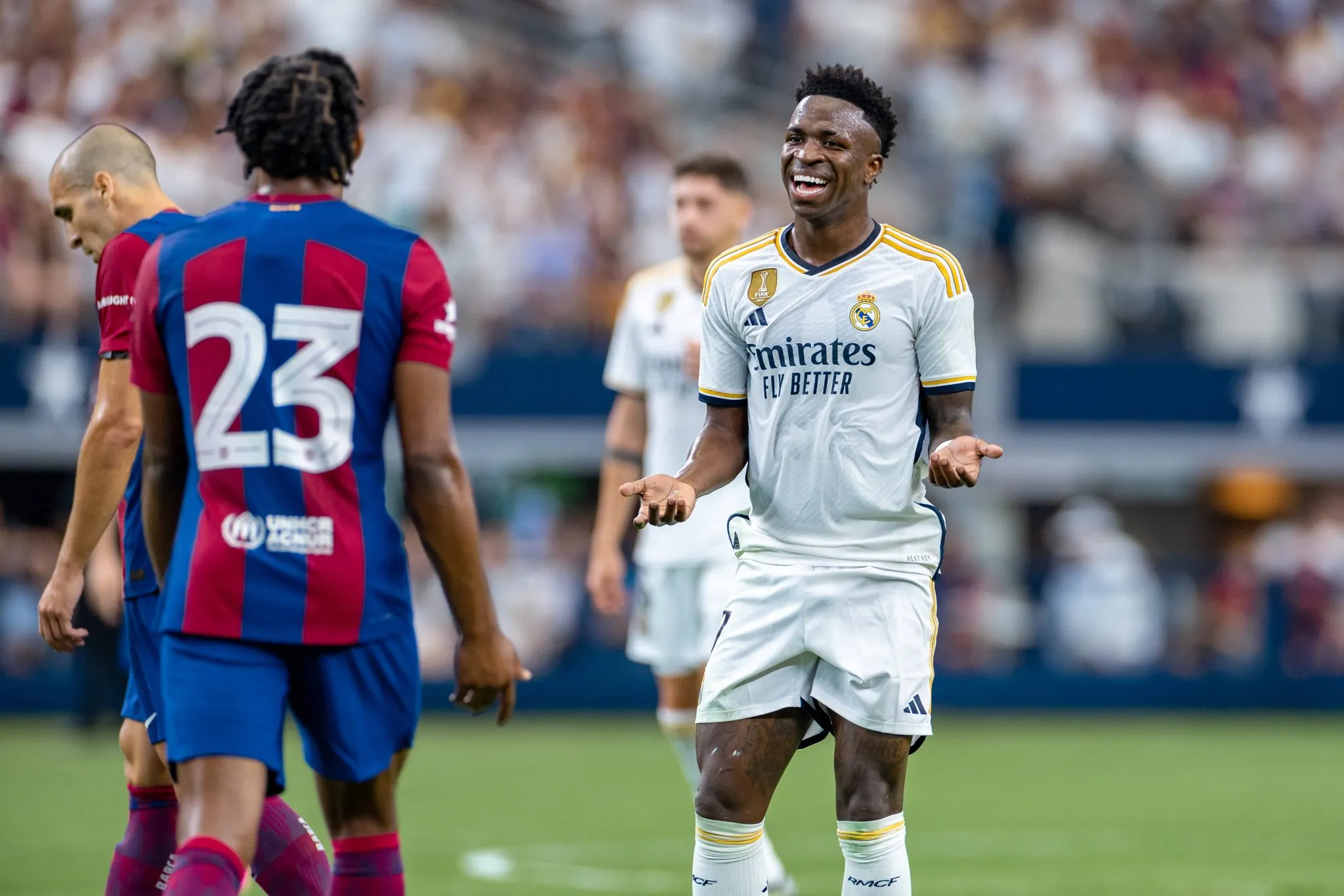 Jules Kound&eacute; e Vinicius Jr. em partida entre Barcelona e Real Madrid (Foto: IMAGO / Icon Sportswire)