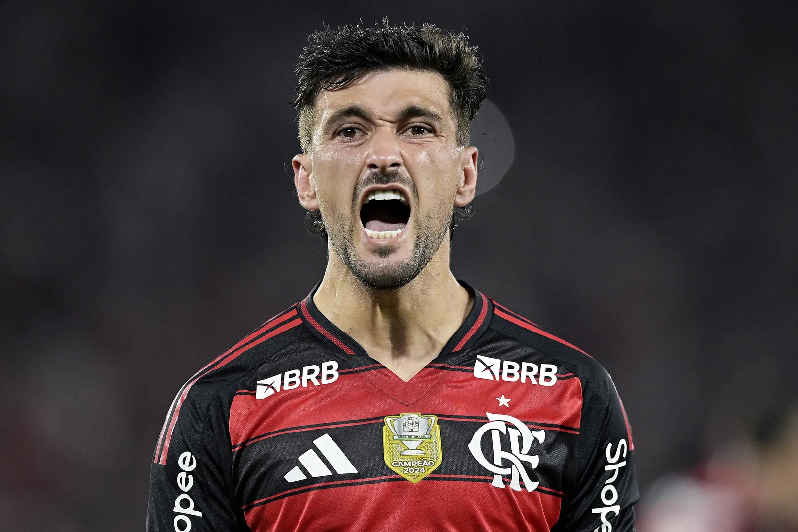 Arrascaeta celebra gol pelo Flamengo