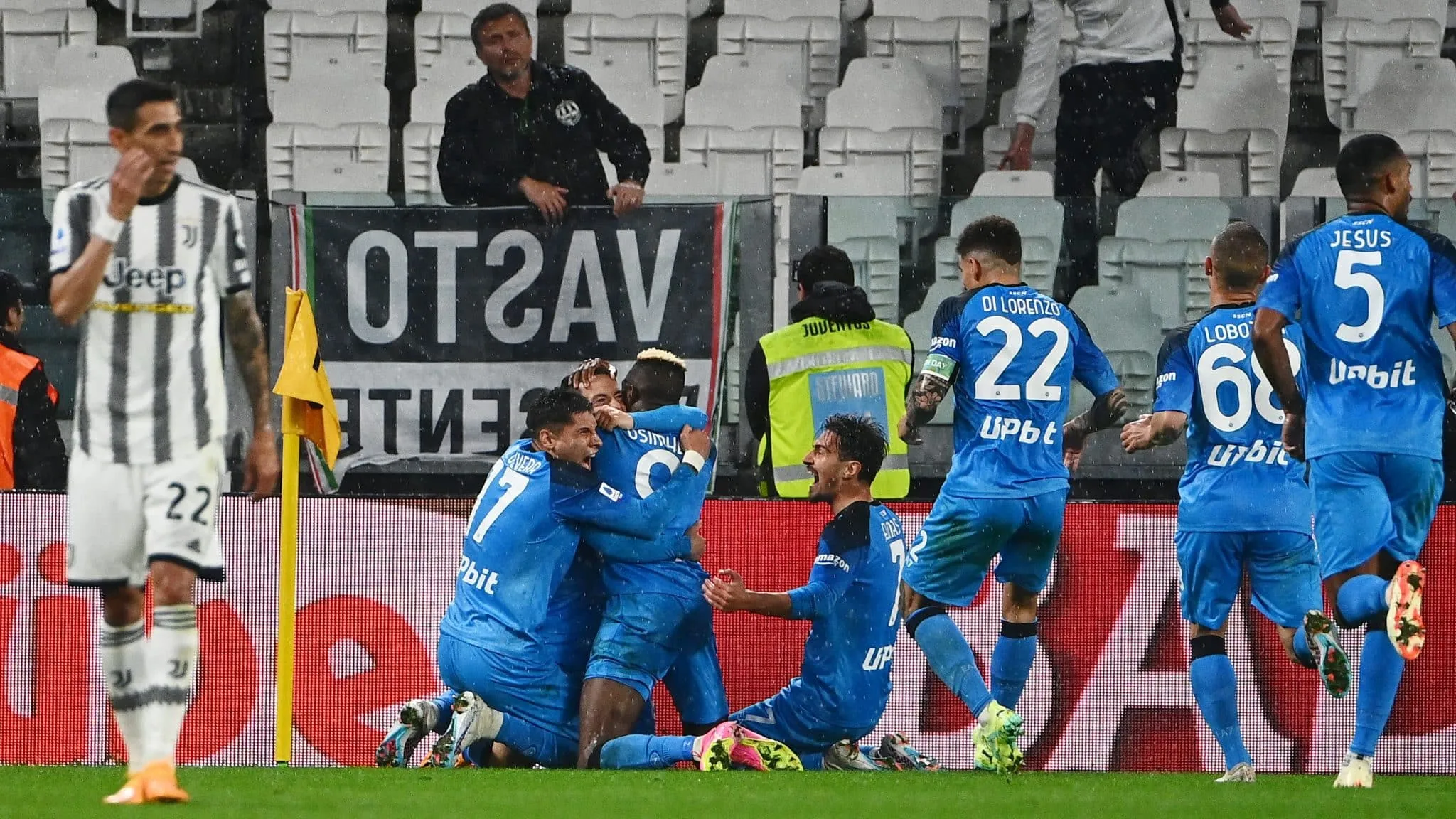 Napoli encontra o gol no fim, vence em Turim e pode ser campe&atilde;o no pr&oacute;ximo fim de semana