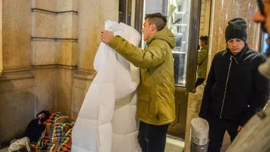 Dybala e Iturbe passaram a noite de sexta distribuindo edredons a moradores de rua