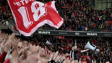Prestes a se aposentar, Nils Petersen teve a despedida perfeita da torcida do Freiburg: com gol e emotivos tributos