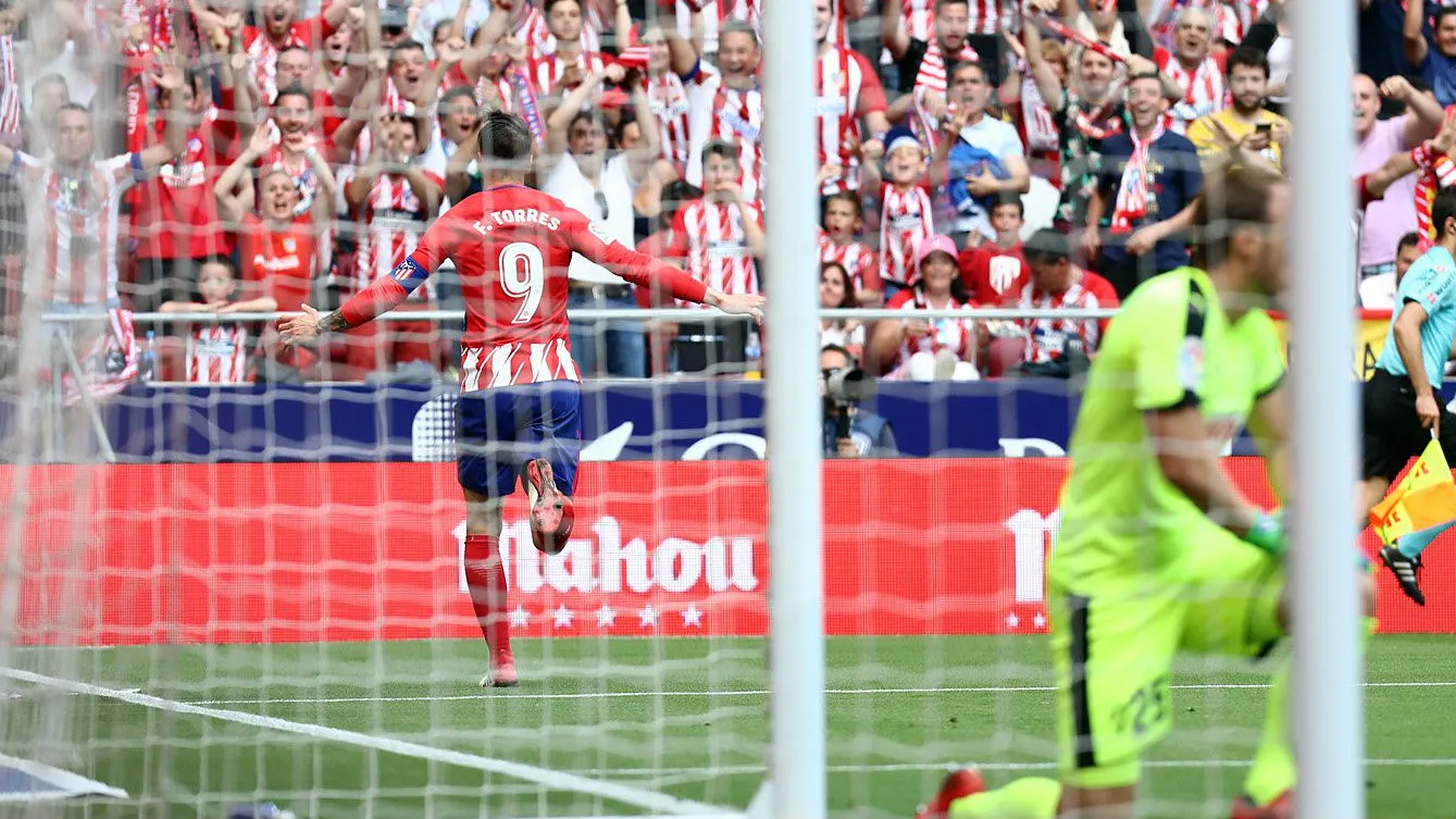 Fernando Torres foi para os bra&ccedil;os do seu povo na &uacute;ltima partida pelo Atl&eacute;tico de Madrid