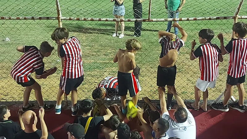 Crian&ccedil;as penduradas no alambrado do Jayme Cintra tentando conseguir aut&oacute;grafos dos jogadores 