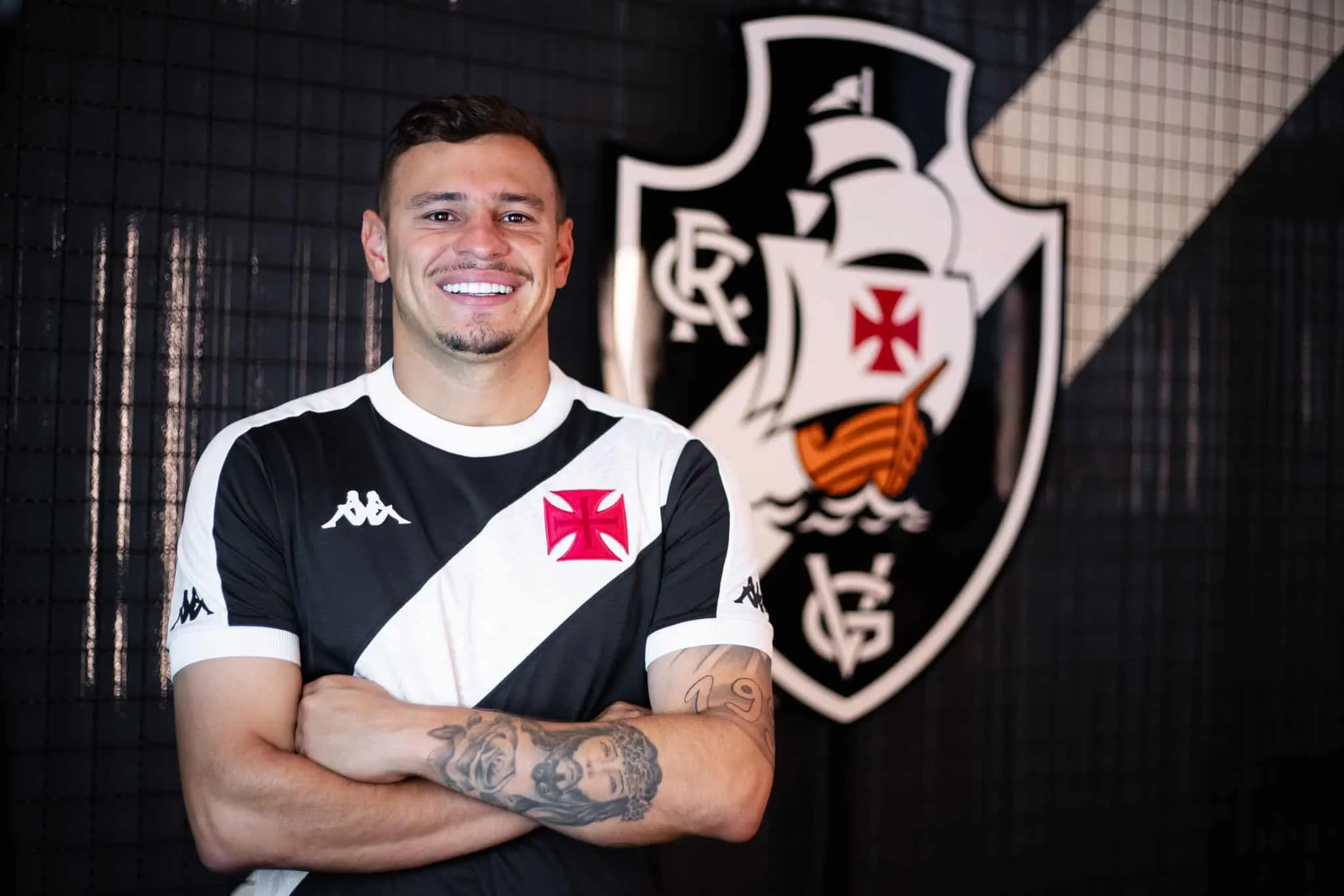 Depois de frustra&ccedil;&otilde;es no mercado, Vasco anuncia a contrata&ccedil;&atilde;o do volante Hugo Moura