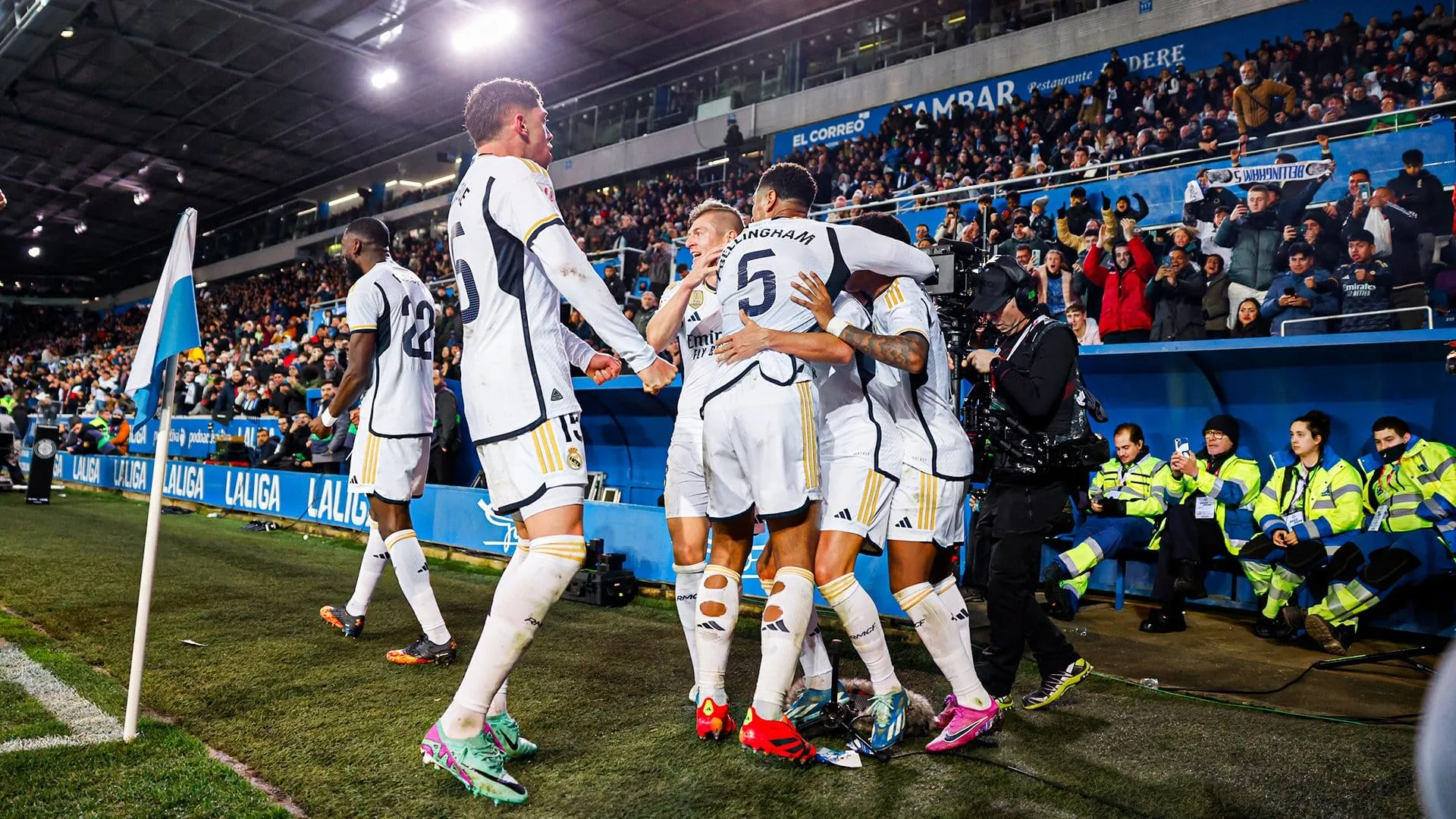 O Real Madrid ganhou de Natal antecipado (e nos acr&eacute;scimos) a lideran&ccedil;a de La Liga