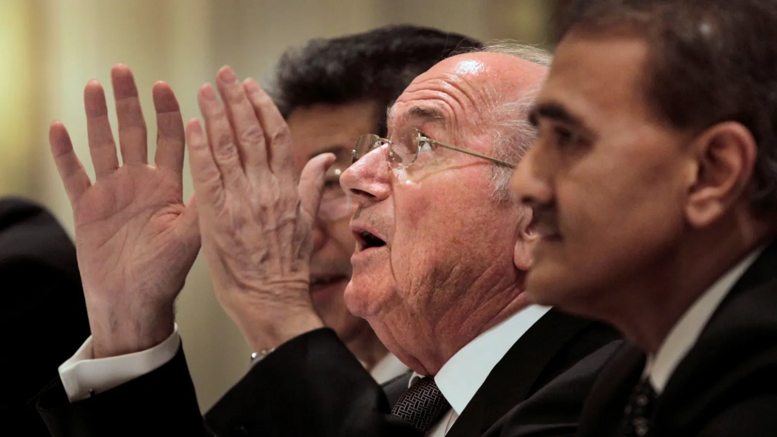 J&aacute; podemos comemorar: Blatter renuncia &agrave; presid&ecirc;ncia da Fifa