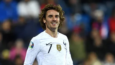Barcelona paga cl&aacute;usula de &euro; 120 milh&otilde;es de Griezmann, mas Atl&eacute;tico reclama de irregularidade
