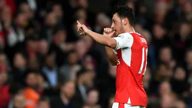 Uma nova esperan&ccedil;a: renova&ccedil;&atilde;o de &Ouml;zil &eacute; sinal de futuro melhor para o Arsenal