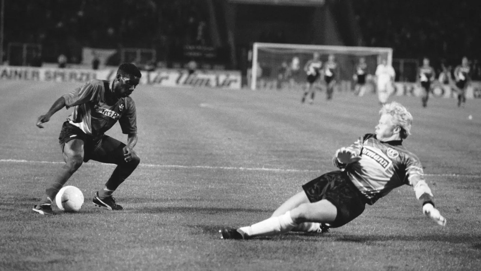 [V&iacute;deo] O dia em que Okocha humilhou Oliver Kahn com uma sequ&ecirc;ncia de dribles