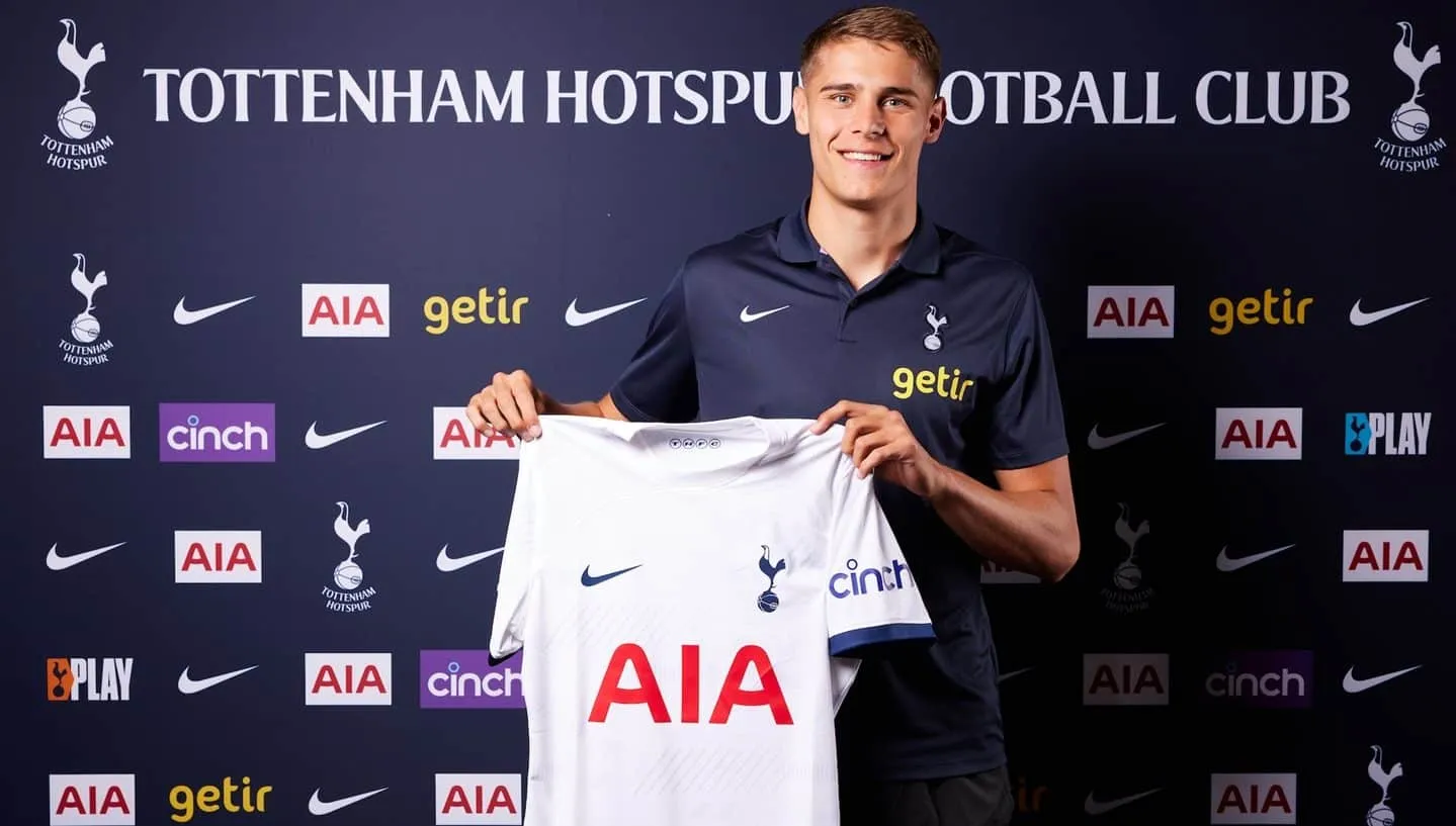 Tottenham mant&eacute;m p&eacute;s no ch&atilde;o com Van de Ven e V&eacute;liz, mas tamb&eacute;m projeta seu futuro