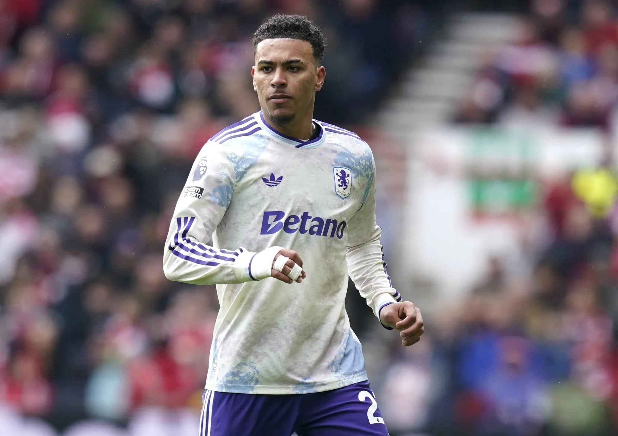 Morgan Rogers em jogo do Aston Villa
