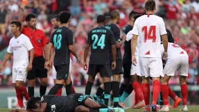Jogador do Sevilla pede desculpas por entrada &ldquo;detest&aacute;vel&rdquo; contra jovem do Liverpool em amistoso