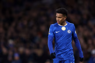 Est&ecirc;v&atilde;o mostra que merece ser titular, mas n&atilde;o evita novo trope&ccedil;o do Chelsea na Premier League