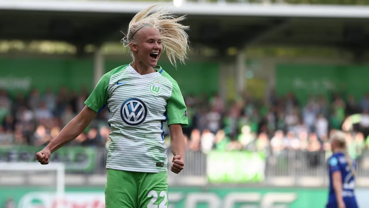 Pernille Harder, melhor do ano na Europa, n&atilde;o p&ocirc;de receber pr&ecirc;mio porque tinha jogo no mesmo dia