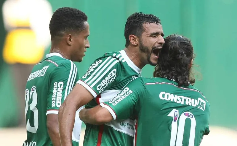Renato, Henrique Dourado e Valdivia comemoram primeiro gol do Palmeiras no Allianz Parque