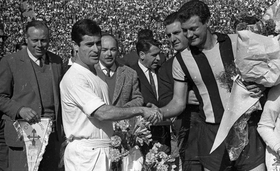 Tito Gon&ccedil;alves, capit&atilde;o do Pe&ntilde;arol, na decis&atilde;o do Intercontinental de 1966 no est&aacute;dio Centen&aacute;rio