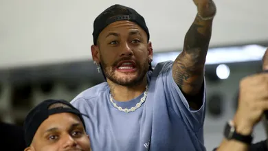 Em camarote com filho de Robinho, Neymar v&ecirc; Santos perder com falha de jogador que &lsquo;ele escalou&rsquo;