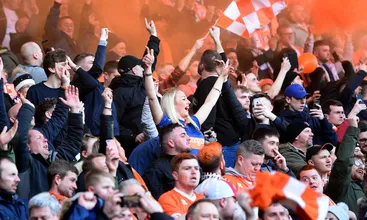 Milhares de torcedores do Blackpool viveram um emotivo reencontro com seu est&aacute;dio, ap&oacute;s a sa&iacute;da do odiado presidente
