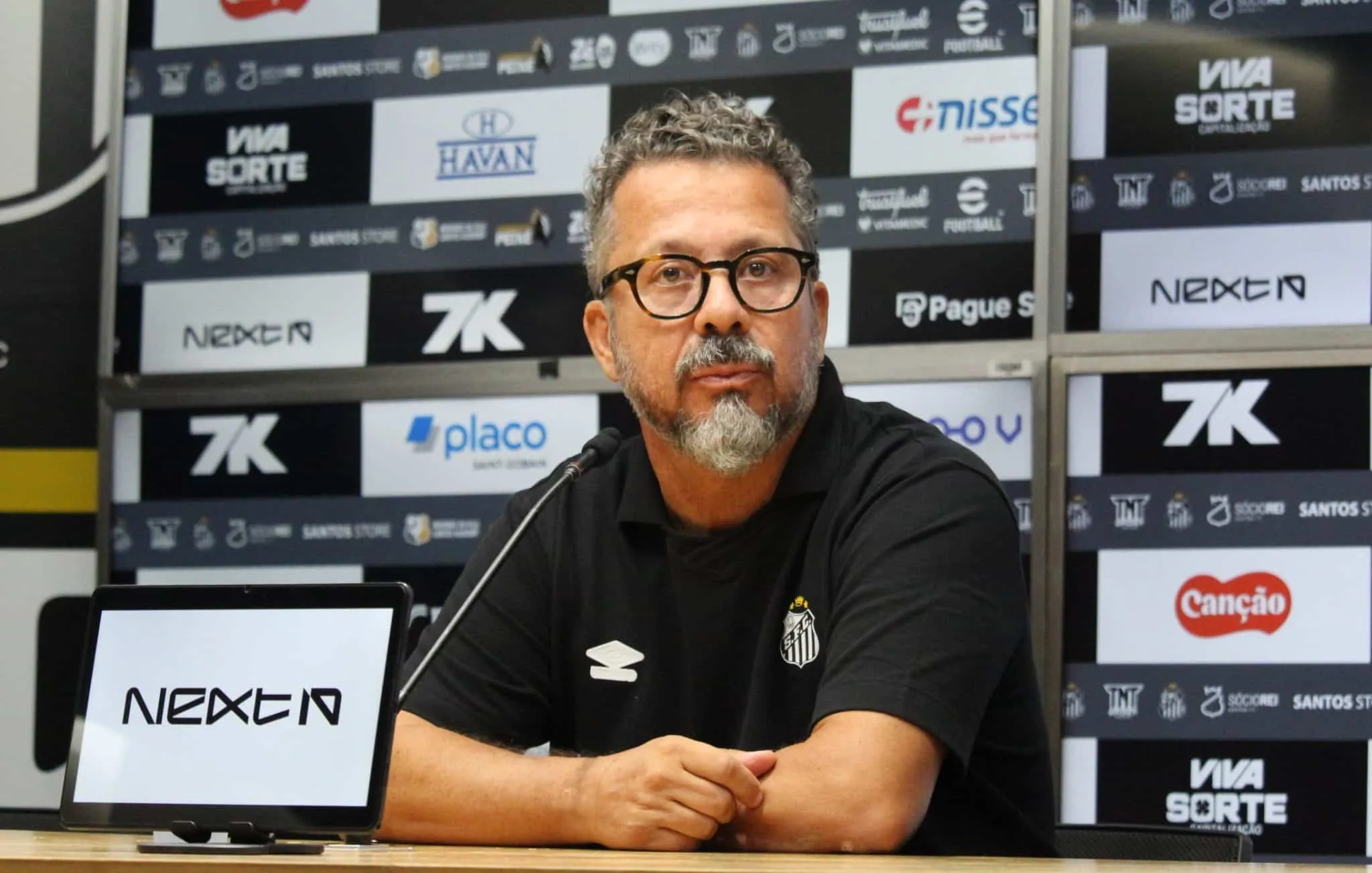 Cl&eacute;ber Xavier chega ao Santos com olho &lsquo;para dentro&rsquo; e responde sobre rela&ccedil;&atilde;o com Neymar