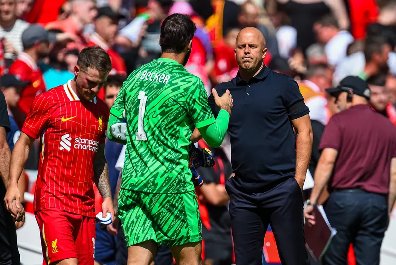 Alisson cumprimenta Slot